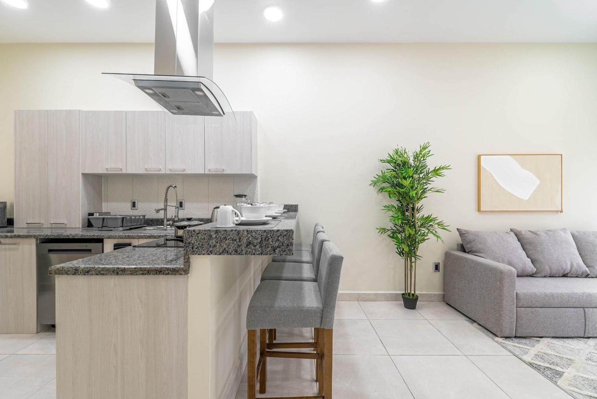 2 Bd With Balcony, Gym, Rooftop Pool, Hot Tub Casa de férias *